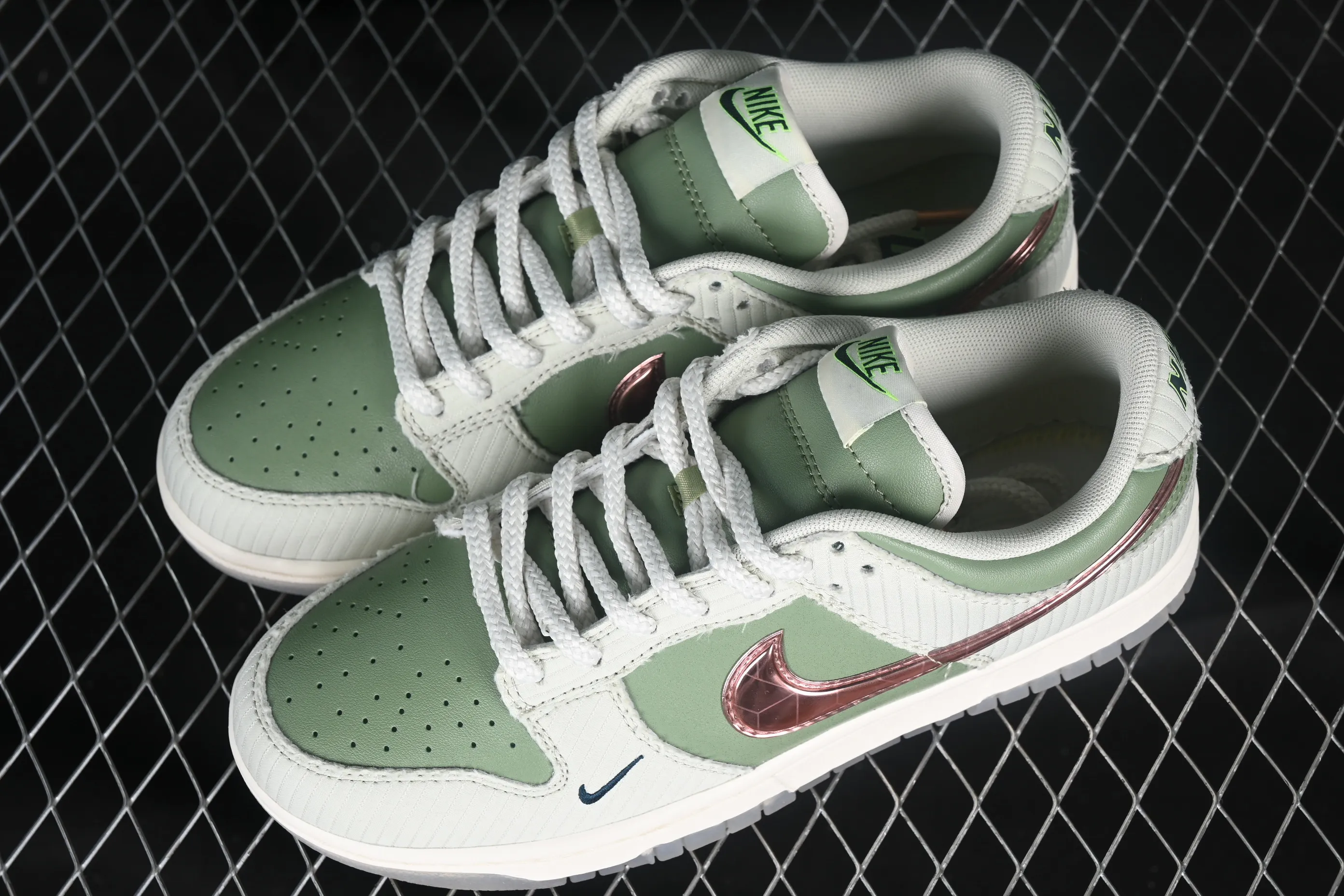 All categories Nk SB Dunk series Nk SB Dunk Low low-top sneakers Nk Dunk Low "Be 1 Of One" grass green SB low-top casual sneakers FQ0269-001
